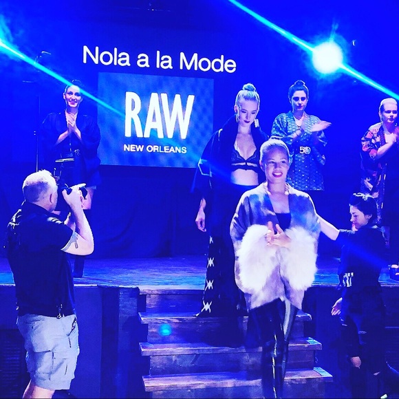 Meet your Posher Ellen - Picture 5 of 8